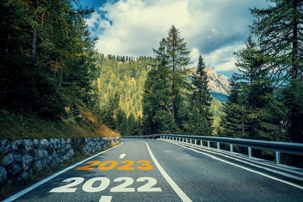 Viaggio su strada di Capodanno 2023 e concetto di visione futura