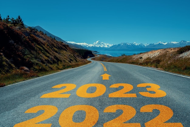 Viaggio su strada di Capodanno 2023 e concetto di visione futura