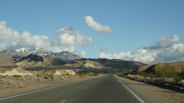 Viaggio su strada, guidando nella Death Valley, Nevada, USA. Viaggiare in America. Deserto del Mojave deserto