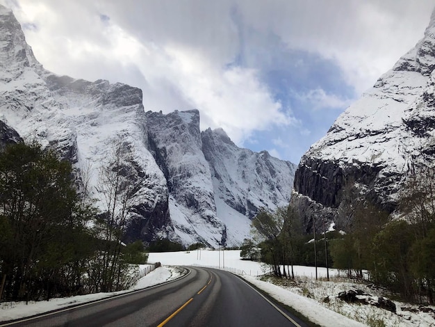 Viaggio su strada nelle montagne scandinave, scenario della Norvegia. Cime innevate. Paesaggio invernale della natura