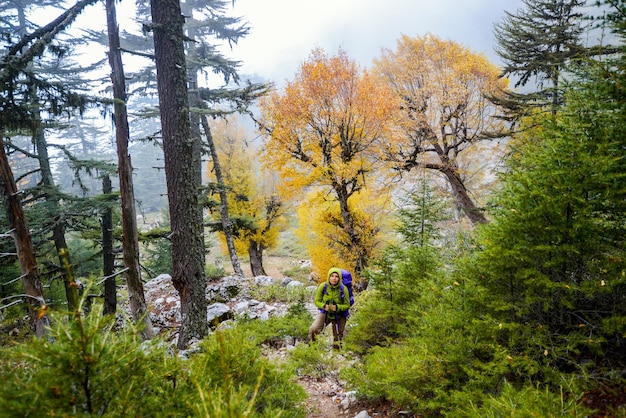 Viaggio trekking viaggio escursione con lo zaino lungo il sentiero in montagna in autunno