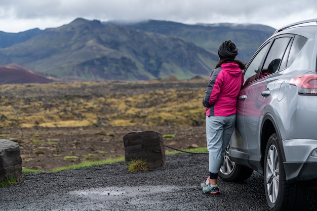 Viaggio turistico della donna in macchina di SUV in Islanda.