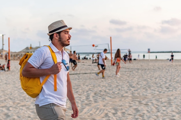 Viaggio vacanza vacanza Uomo che cammina sulla spiaggia