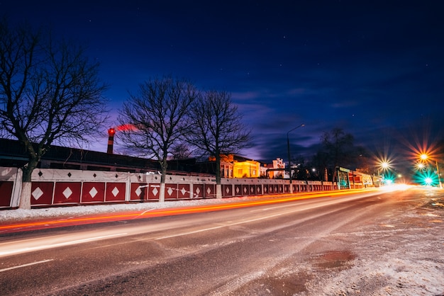 Viale della città di notte sullo sfondo della fabbrica