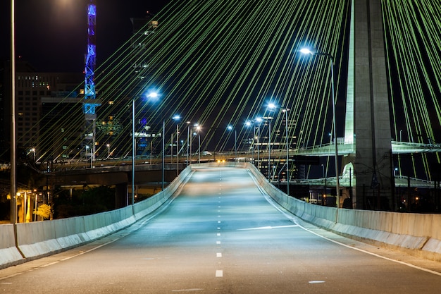 Viale vuoto - ponte strallato a San Paolo - Brasile - di notte