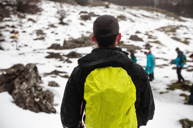 Viandante che cammina attraverso un paesaggio invernale