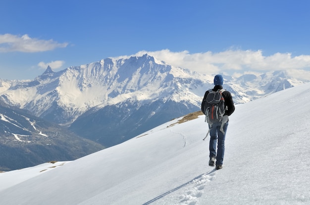 Viandante che cammina sulla neve