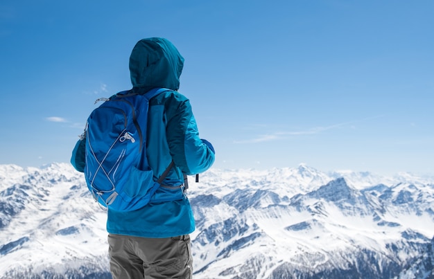 Viandante che esamina montagna nevosa