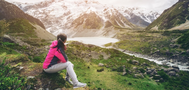 Viandante della montagna che viaggia nel paesaggio della regione selvaggia.