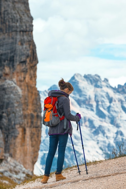 Viandante della ragazza alle dolomia delle montagne, Italia. Cinque Torri