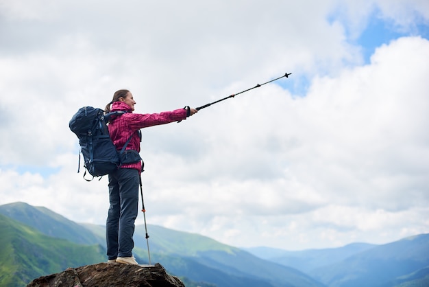 Viandante femminile nelle montagne della Romania