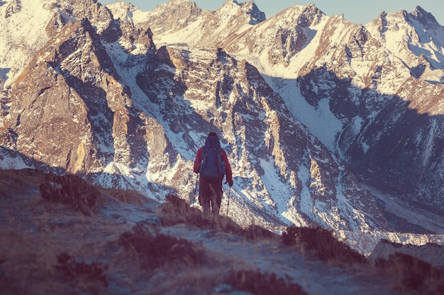 Viandante in montagna dell'Himalaya. Nepal