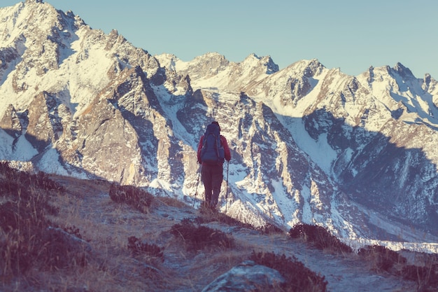 Viandante in montagna dell'Himalaya. Nepal