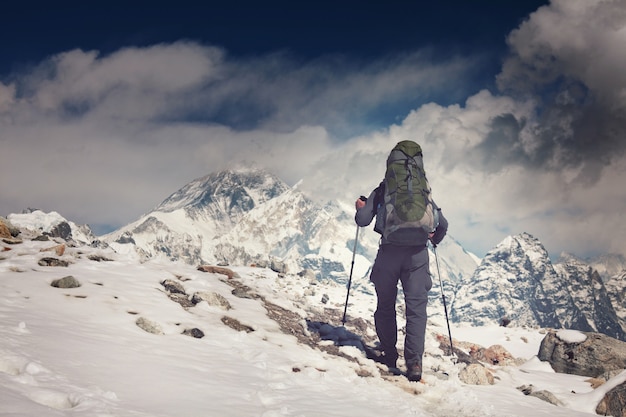 Viandante in montagna dell'Himalaya. Nepal