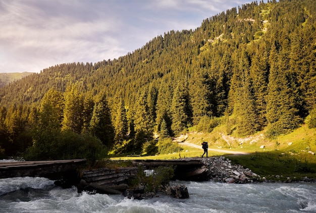 Viandante nelle montagne del Kirghizistan