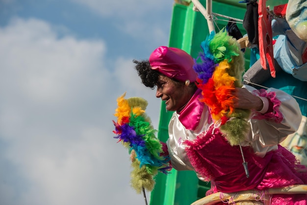 VIAREGGIO, ITALIA - 17 FEBBRAIO 2013 - sfilata di spettacolo di carnevale sulla via della città