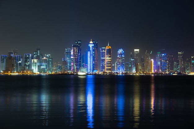 Vibrante Skyline di Doha di notte visto dal lato opposto della baia della capitale durante la notte.