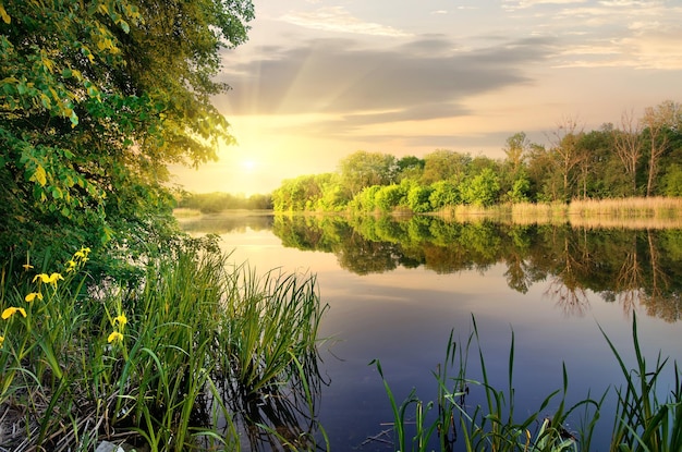 Vibrante tramonto sul fiume in autunno