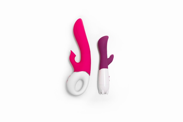 Vibratori rosa e viola (dildo) su sfondo bianco