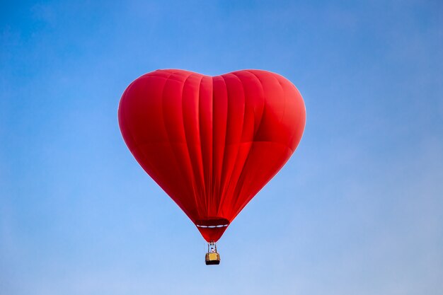 vicino a palloncino in cielo blu