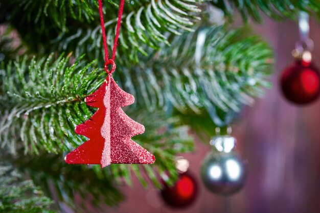 vicino albero di natale con decorazioni