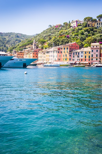 Vicino alle Cinque Terre, Portofino è una delle città più belle e alla moda.