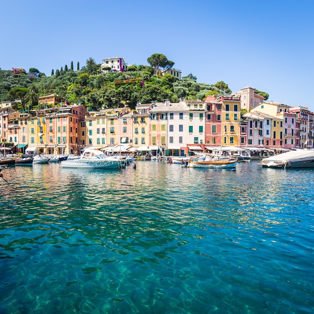 Vicino alle Cinque Terre, Portofino è una delle città più belle e alla moda.