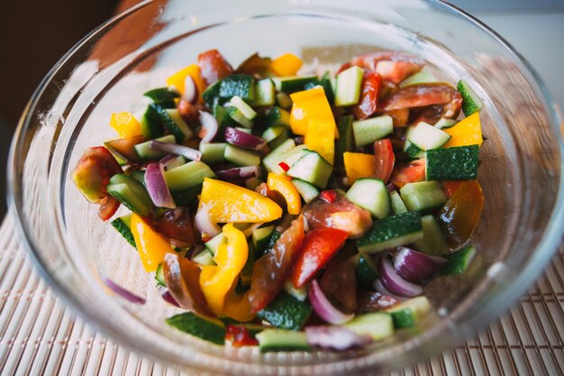 vicino ciotola con insalata