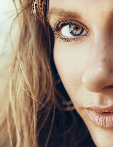 vicino ritratto di una ragazza sulla spiaggia