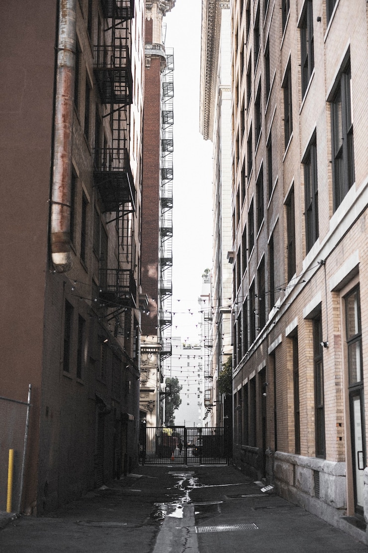 Foto vicolo buio nel centro di los angeles