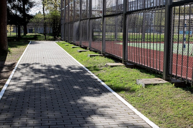 Vicolo di piastrelle nel parco alla luce del sole