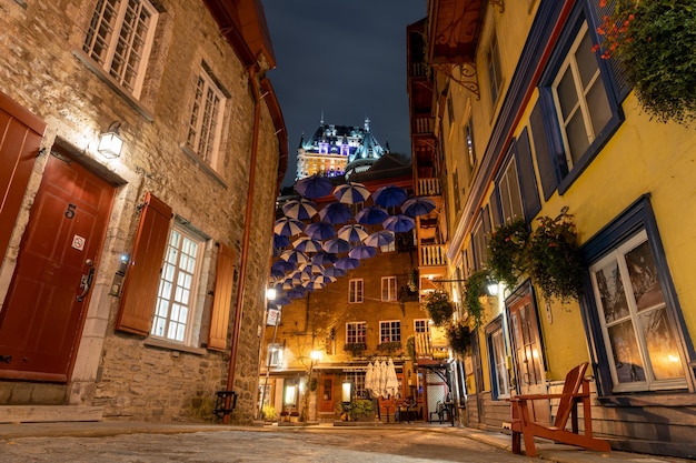 Vicolo ombrello Quebec City Old Town Street view nella notte autunnale Canada