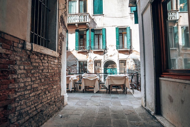 Vicolo residenziale stretto con ristorante lungo la strada chiuso