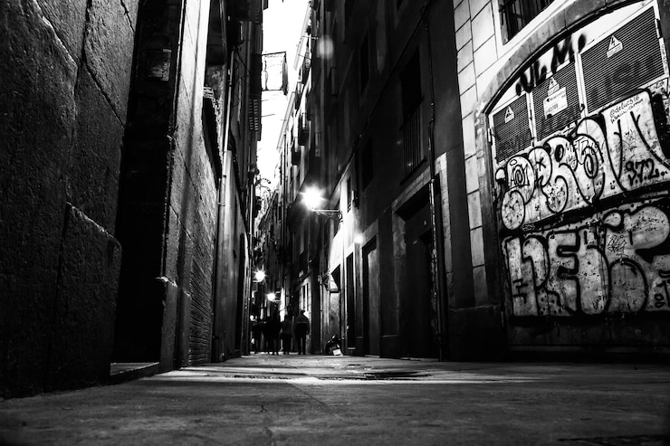 Foto vicolo tra gli edifici della città