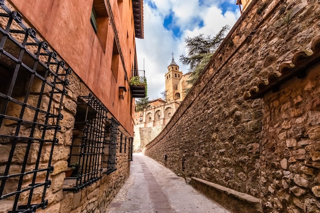 Vicolo tra muri in pietra e finestre sbarrate che conduce alla cattedrale della città. AlbarracÃn Teruel Spagna. Aragona