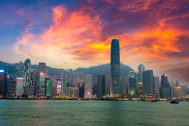 Victoria Harbour a Hong Kong al tramonto