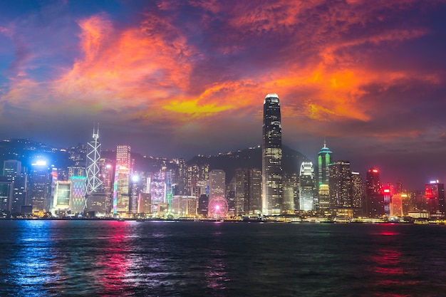 Victoria Harbour a Hong Kong al tramonto