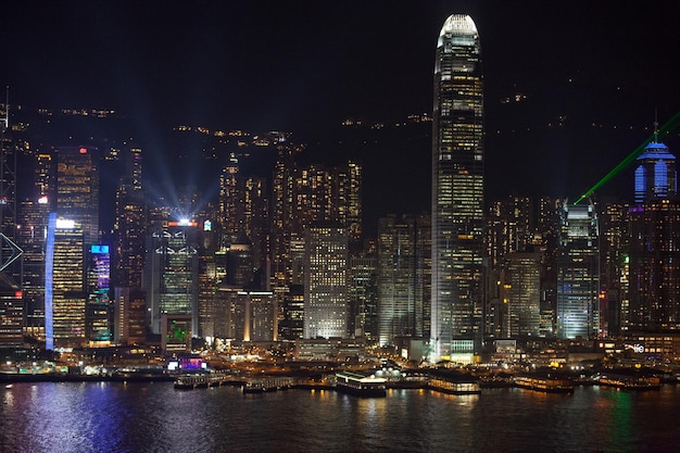 Victoria Harbour di Hong Kong di notte