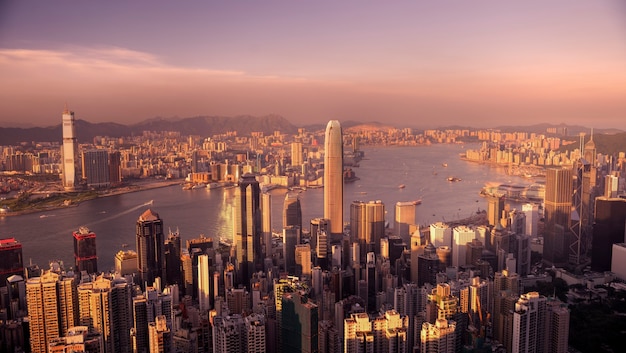 Victoria Harbour Hong Kong al tramonto