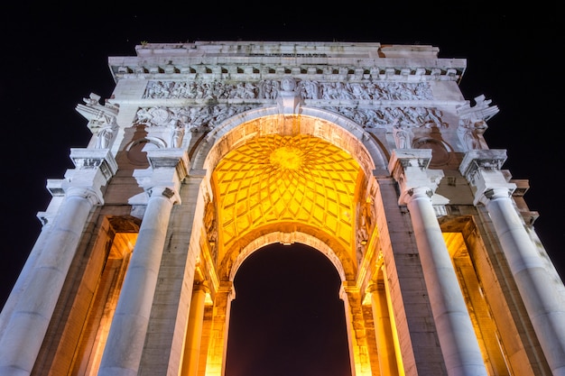 Victory Arch di notte a Genova