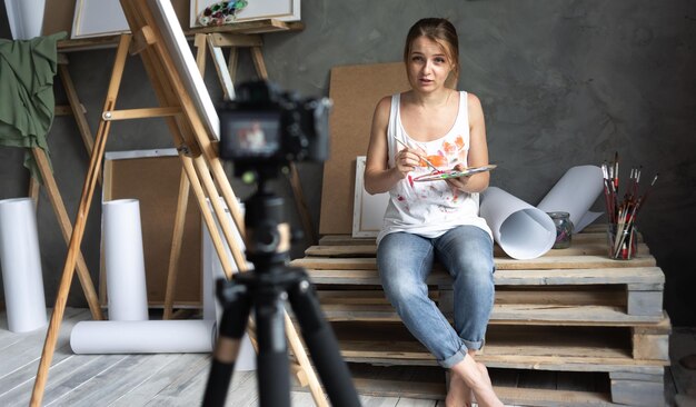 Video blog di lezioni di disegno sull'artista blogger d'arte insegna a disegnare in un laboratorio o in uno studio d'arte Creatività e registrazione di lezioni video