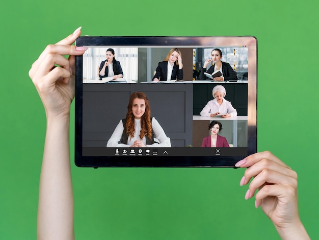 Video chat incontro di lavoro squadra femminile sullo schermo