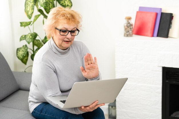 Video chiamata. Bella signora anziana che ho una videochiamata sul laptop