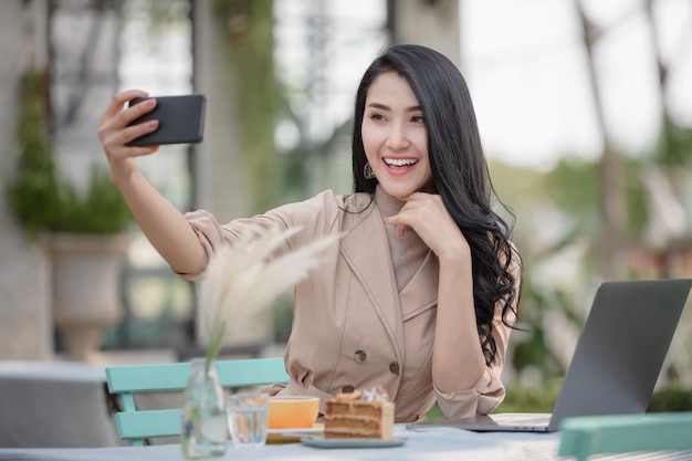 Video chiamata sorridente felice delle donne sullo smartphone con l&#39;amico