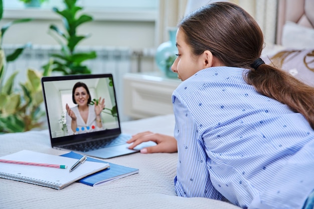 Video conferenza studente adolescente che parla con l'insegnante sullo schermo