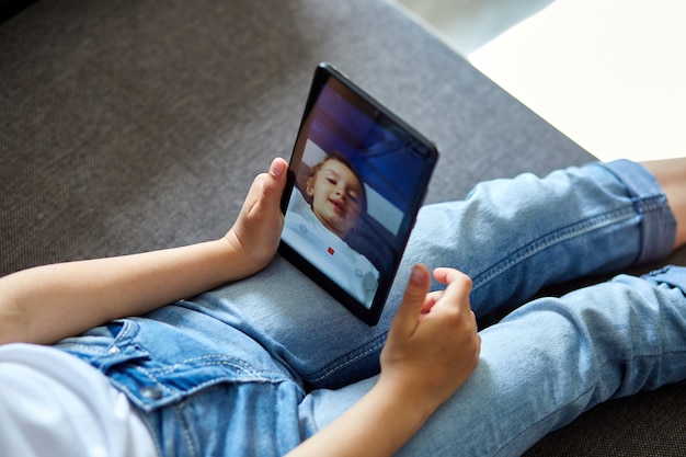 Video di conversazione della ragazza del piccolo bambino a casa con la riunione della compressa, amico di chiamata online