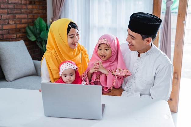 Video di famiglia musulmana su eid mubarak