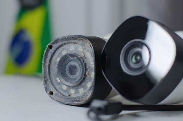 Videocamera di sicurezza consumata e polverosa in primo piano che indica l'importanza della manutenzione preventiva e degli aggiornamenti delle apparecchiature
