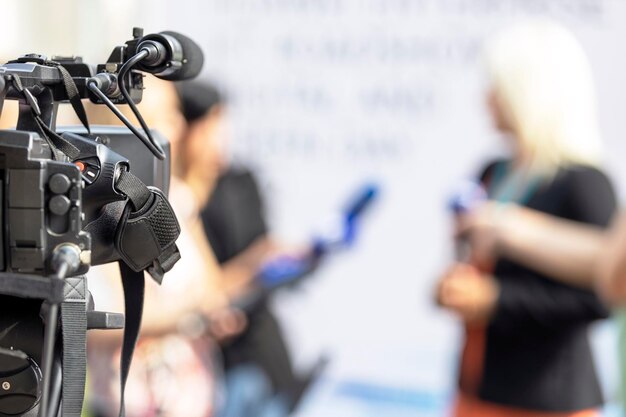 Videocamera messa a fuoco in una conferenza stampa o in un'intervista mediatica