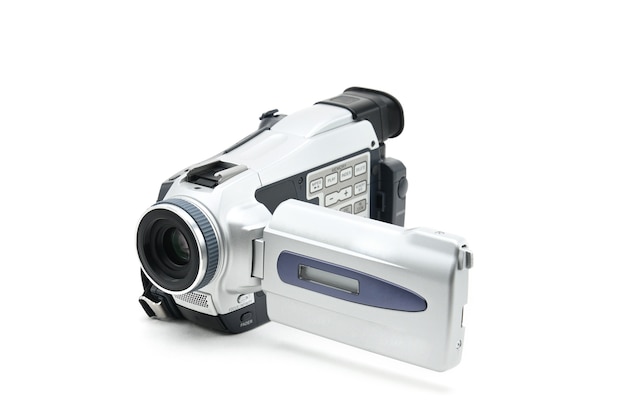Videocamera semiprofessionale utilizzata per la ripresa di video clip su sfondo bianco isolato